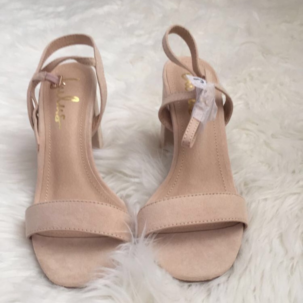 。Beige Velvet Heels  。